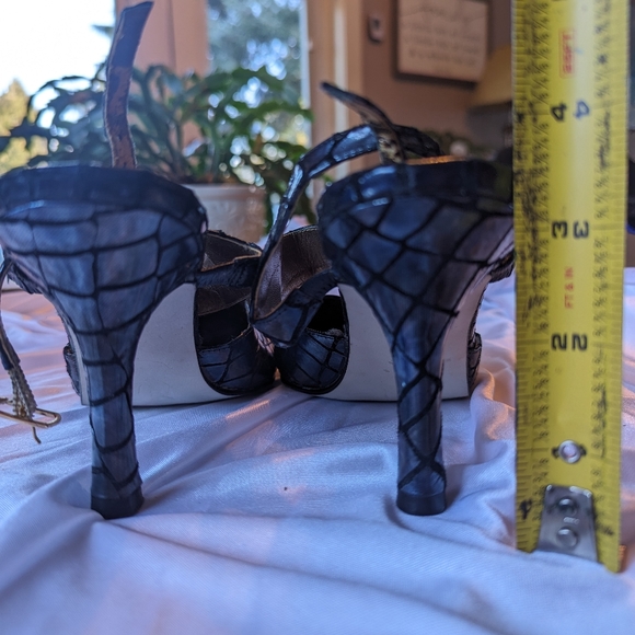 Heels - Picture 8 of 9